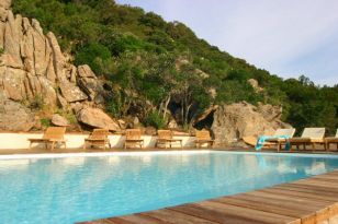 piscine et chaises longues